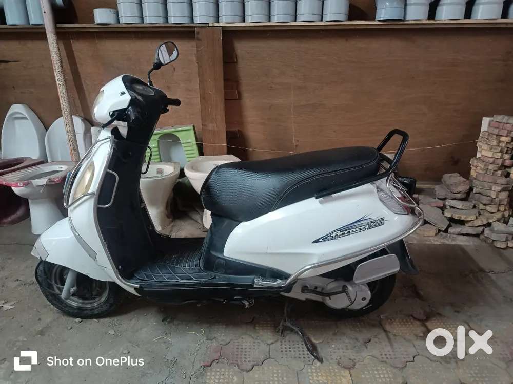 Suzuki Access 125 white colour