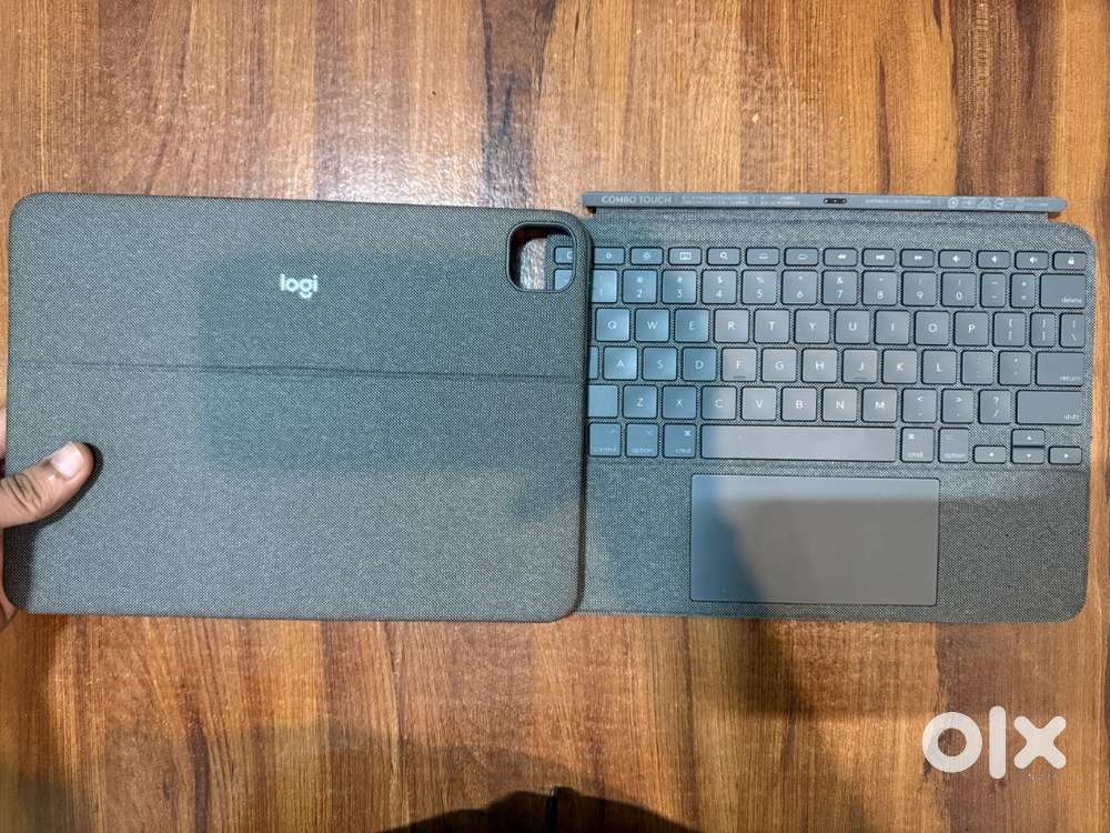 Logitech Combo Touch iPad Pro 11-inch