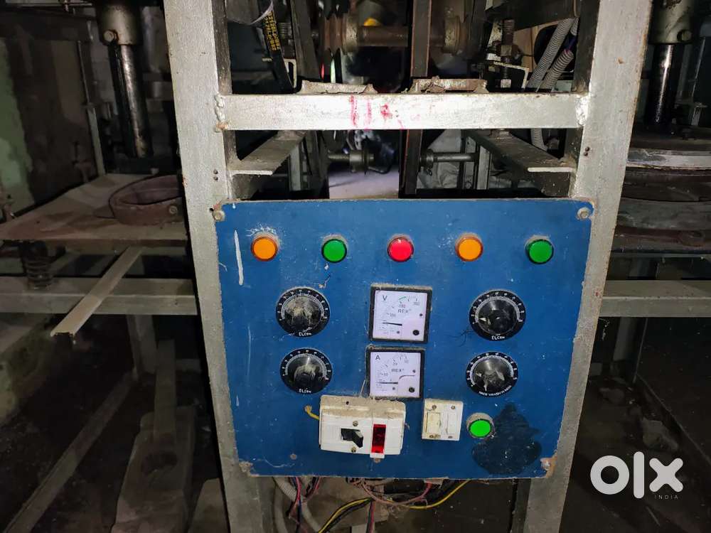 Double die paper plate making machine.
