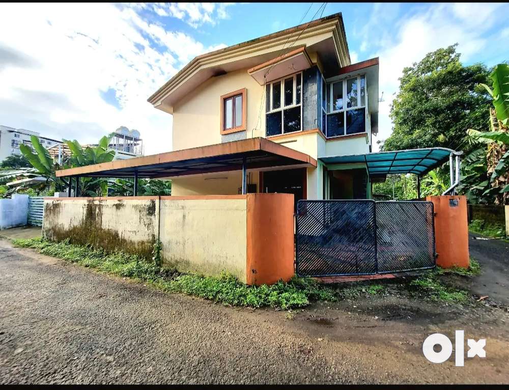 2 bed rooms 1st floor house for rent in aluva town near paravur kavala