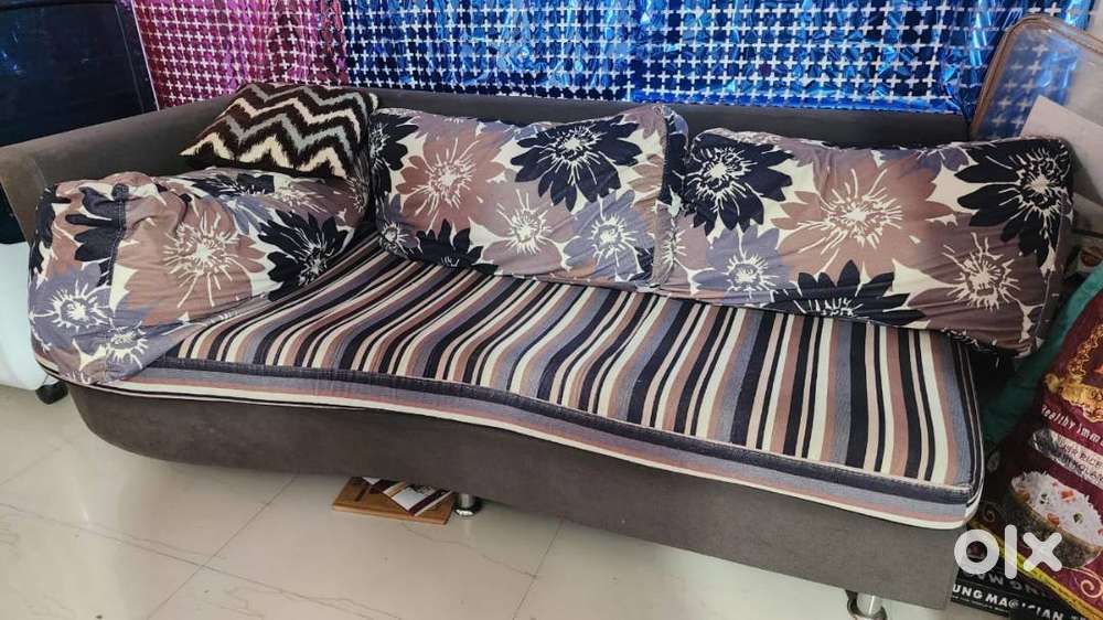 Stylish Curved Sofa – Great Condition, Perfect for Any Living Space!