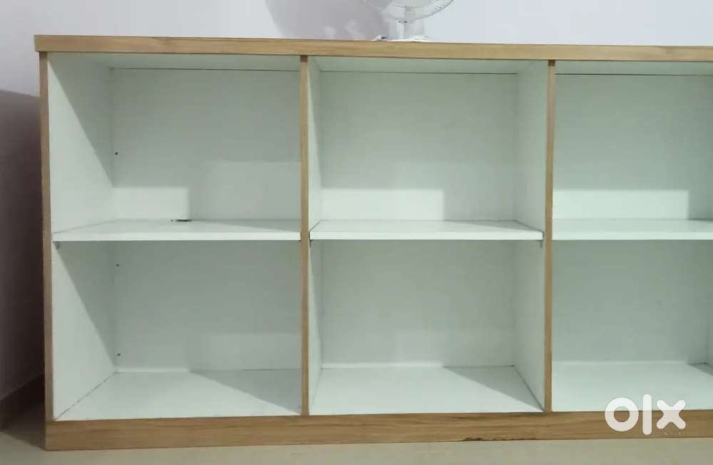 8*3*2लांबीचा लाकडी काऊंटर विकणे आहे