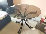 Round dining table