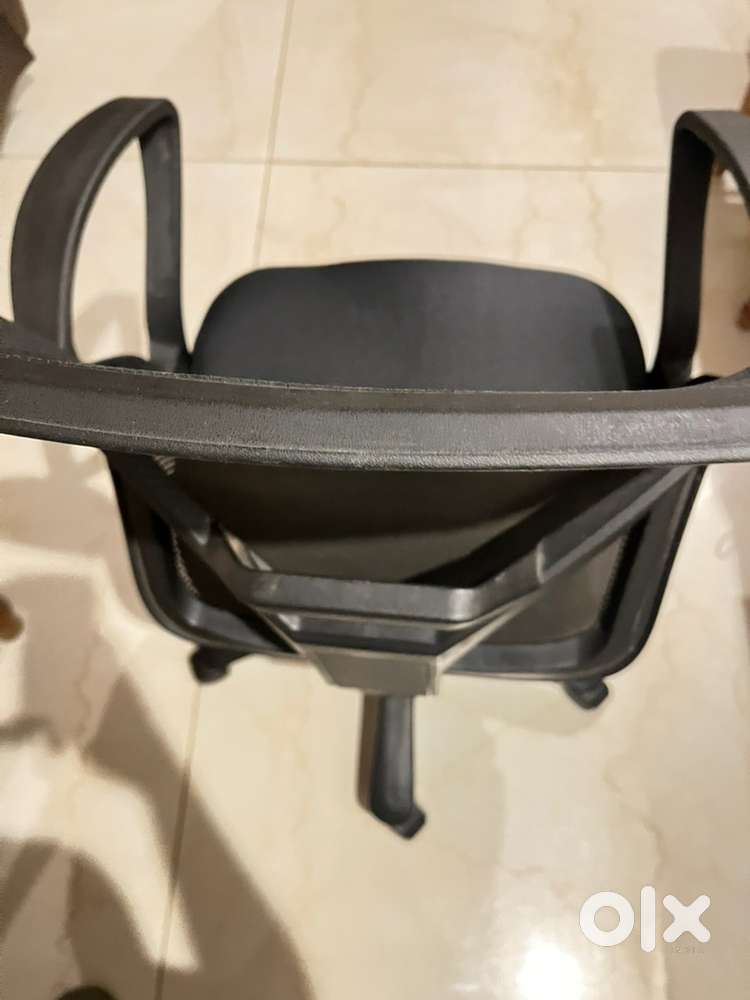 Ergonomic Mesh Office Chair with Armrests – Great Condition