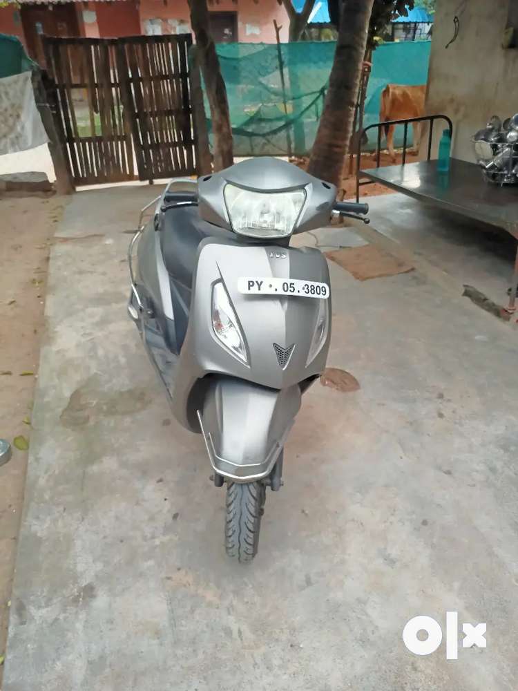 TVs Jupiter good condition model 2016 well maintained