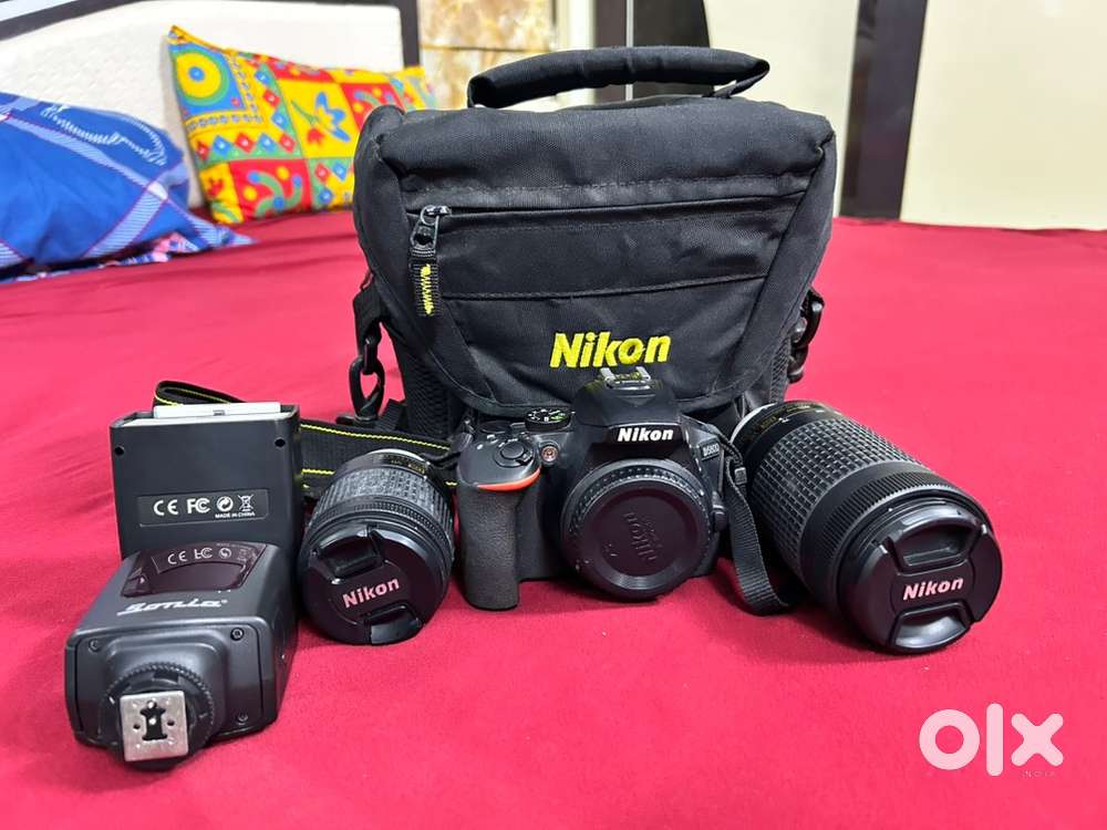  Nikon D5600 DSLR with 2 lenses + bag + box + flash