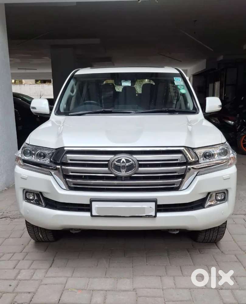 Toyota Land Cruiser 2017 Diesel 70000 Km Driven
