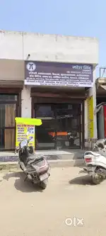 एक दुकान बिकाऊ है छत सहित