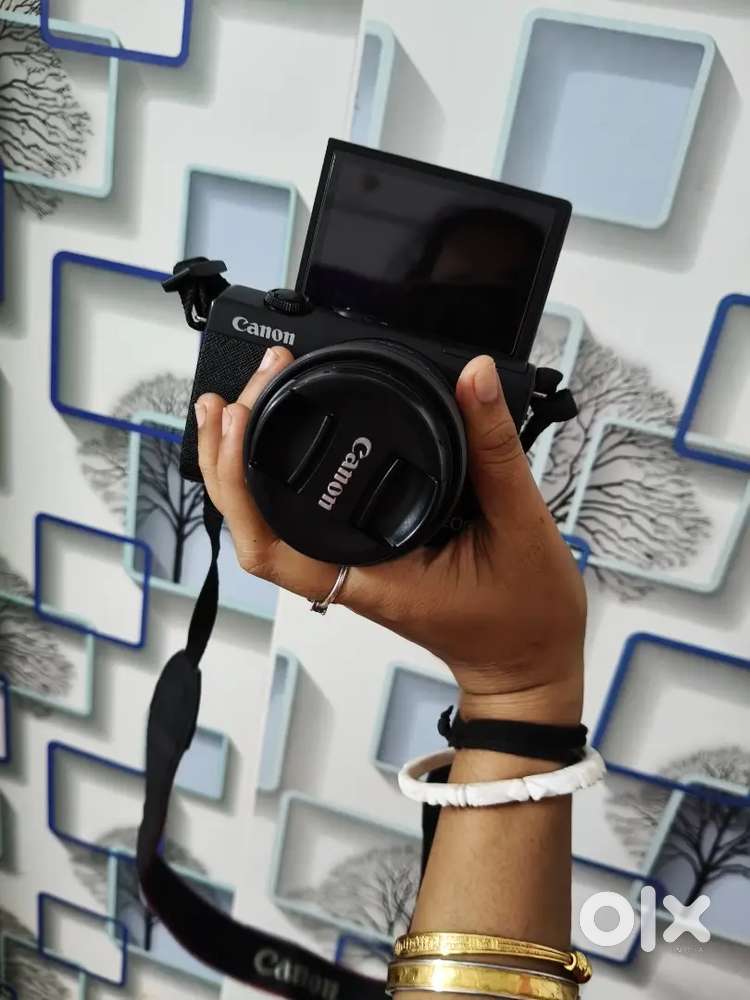 Canon m200 mirrorless camera