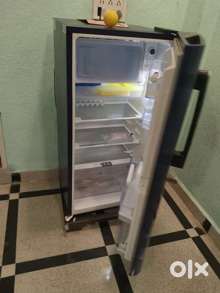 Freez sell 6manth old. Prize. 8000