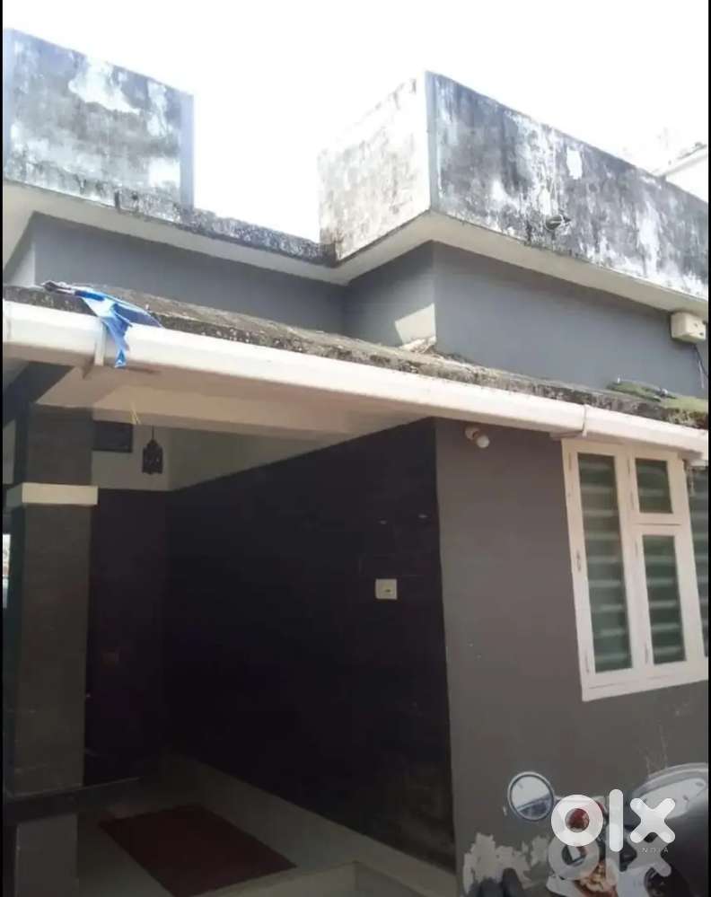 House with 3 room 1 bathroom 1common