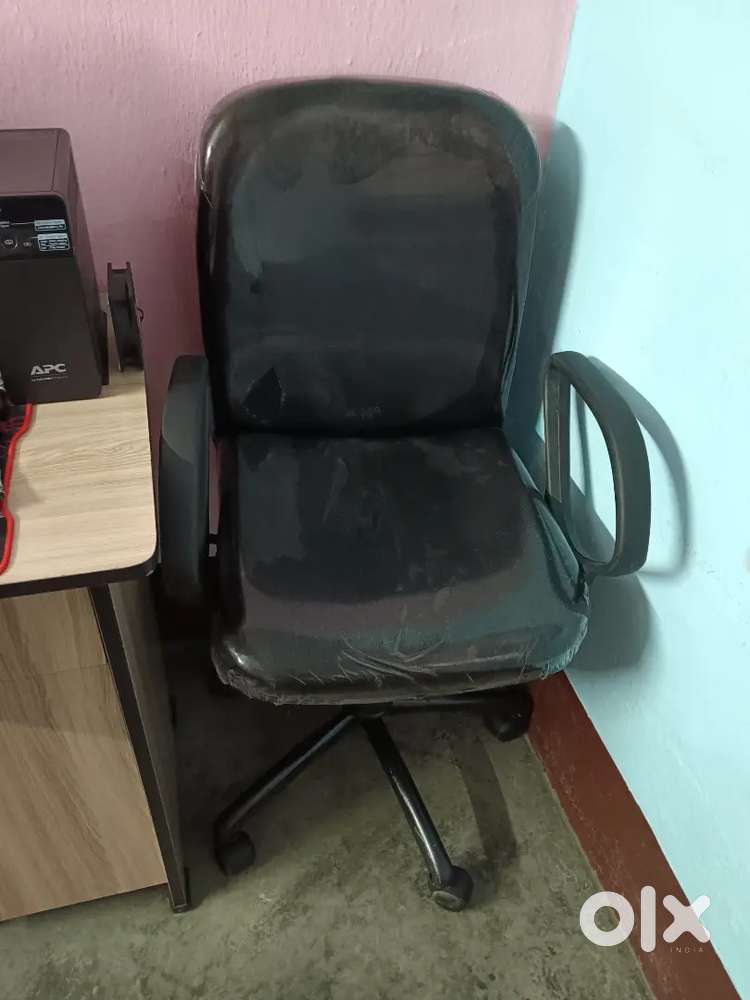 office chair, lg tv22in, logi.gaming mouse g102