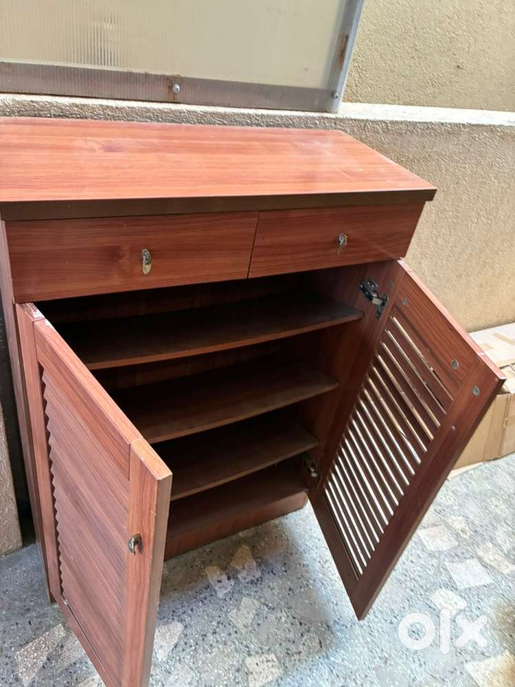 Shoe rack in by engineered wood