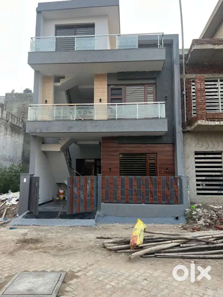 Size-110 gaj,4bhk,gated society,sec-125,near market,kharar