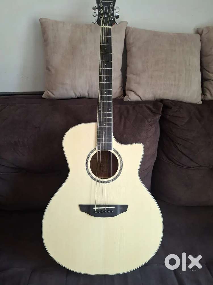 Orangewood guitar in brand new condition. With bag and guitar picks.