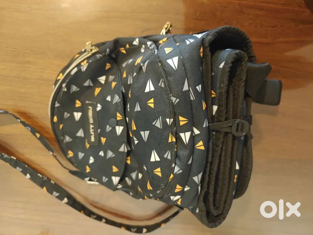 Butt baby - hip carrier with seat and in built mini diaper bag