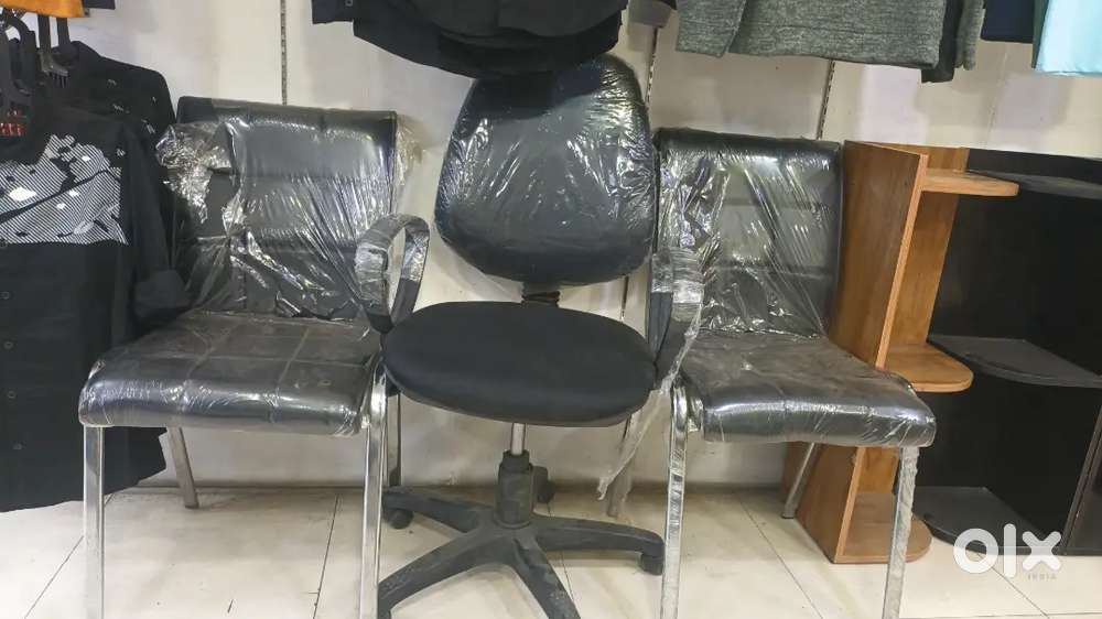 Office chairs and side table