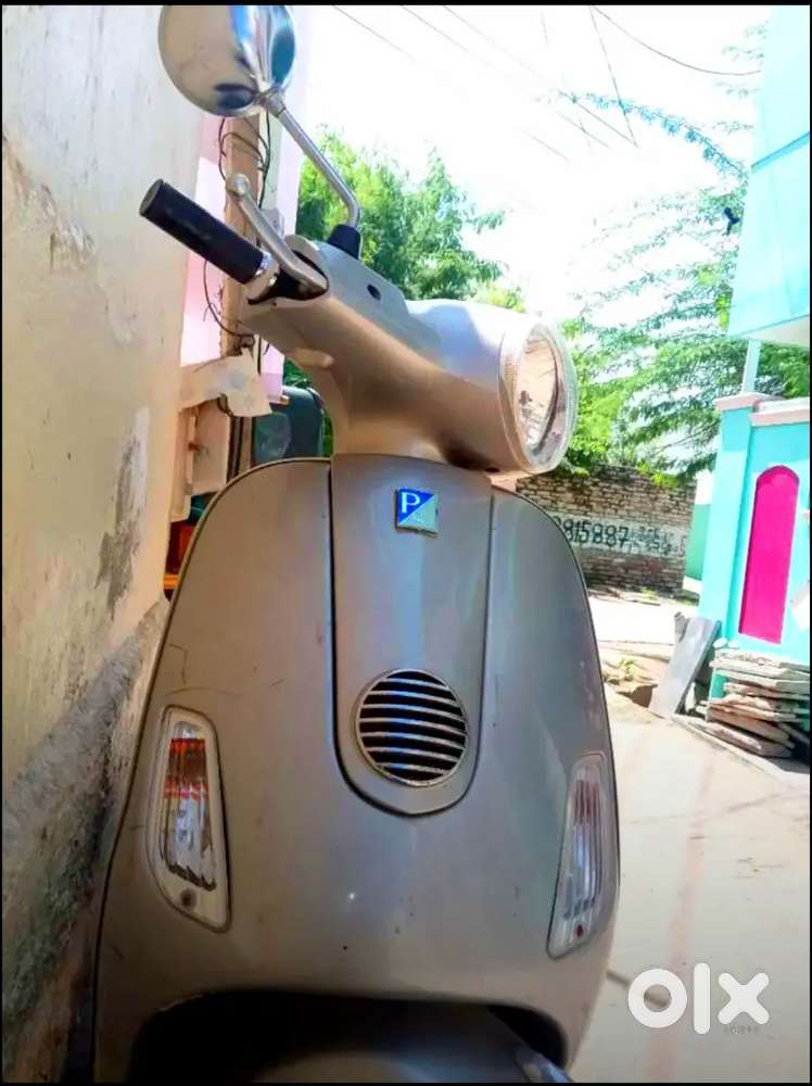 Vespa 125 (scooty)