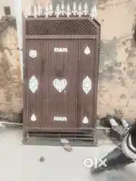 मजबूत गेट लोहे का पती वाला बीच में विंडो आकर्षक डिजाइन