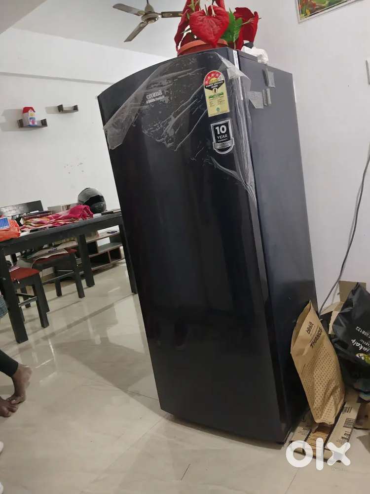 Moving out sale - Refrigerator Croma New