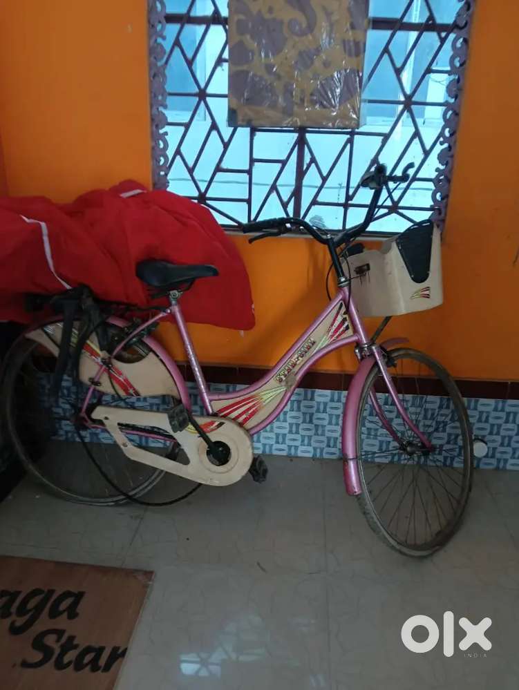 Ladies pink cycle