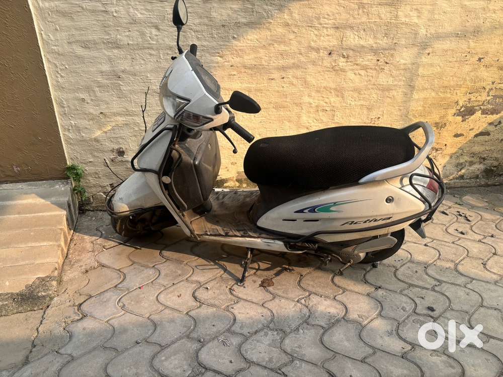Single hand 1st owner white honda activa