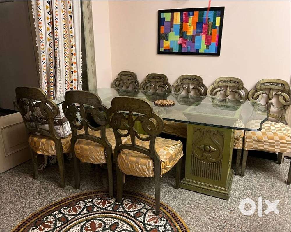 8 seater dining table. Excellent condition