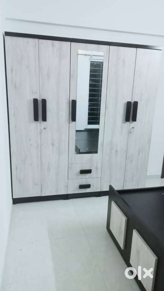 BRAND NEW 5 DOOR WARDROBE WITH FREE DELIVERY TO SELL
