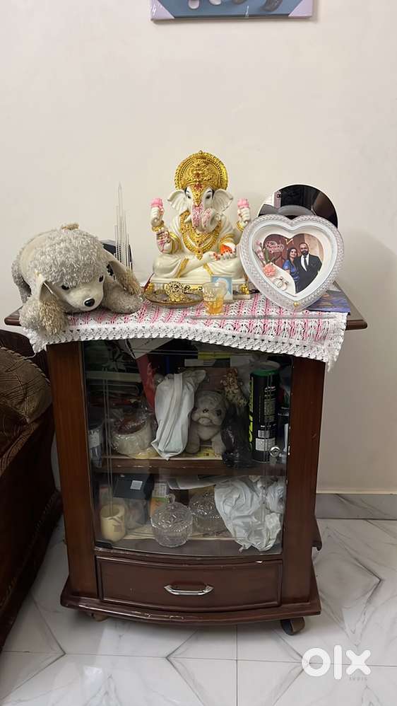 Selling 5seater sofa, a center table and a crocery table