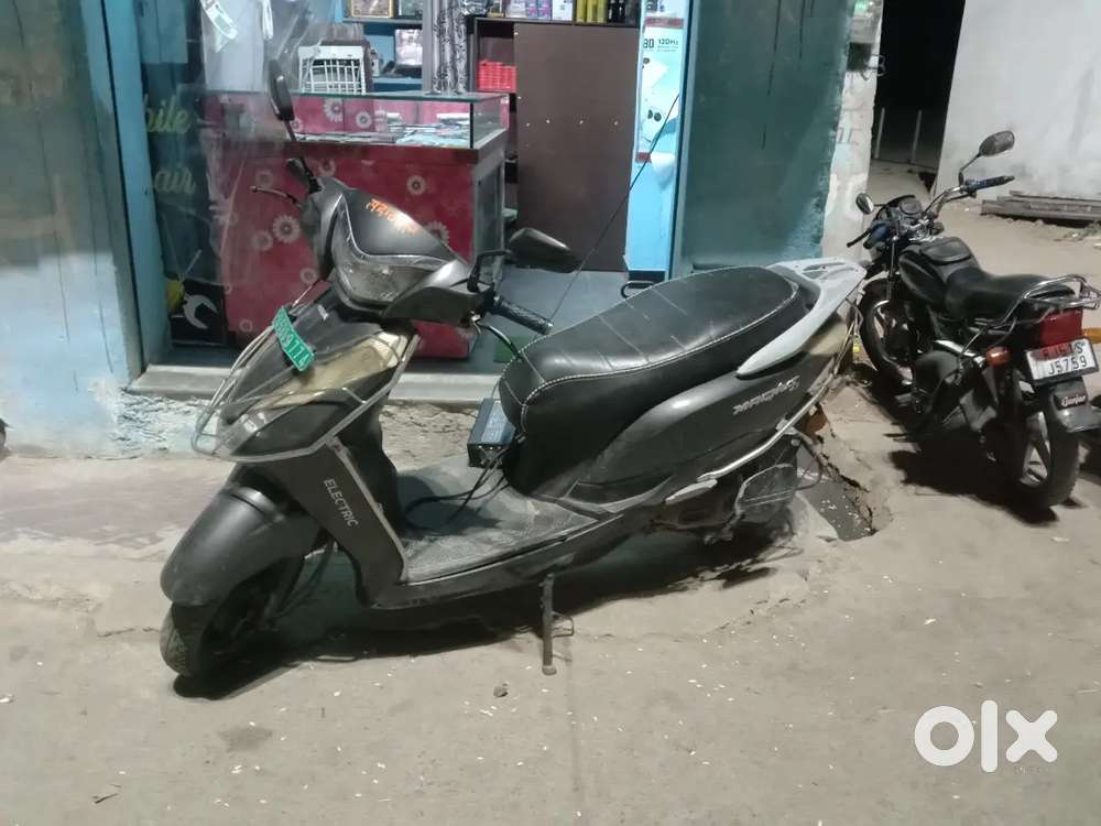 Magnus EX electric scooty