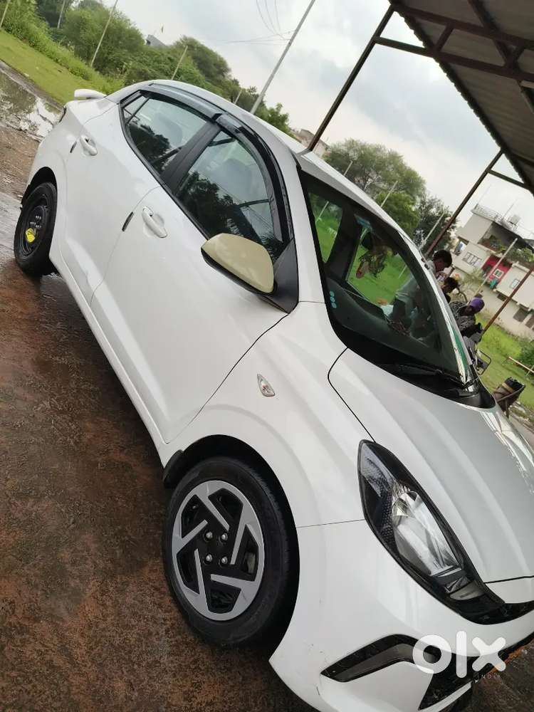 Hyundai Aura october 2023 in excellent condition for sale !