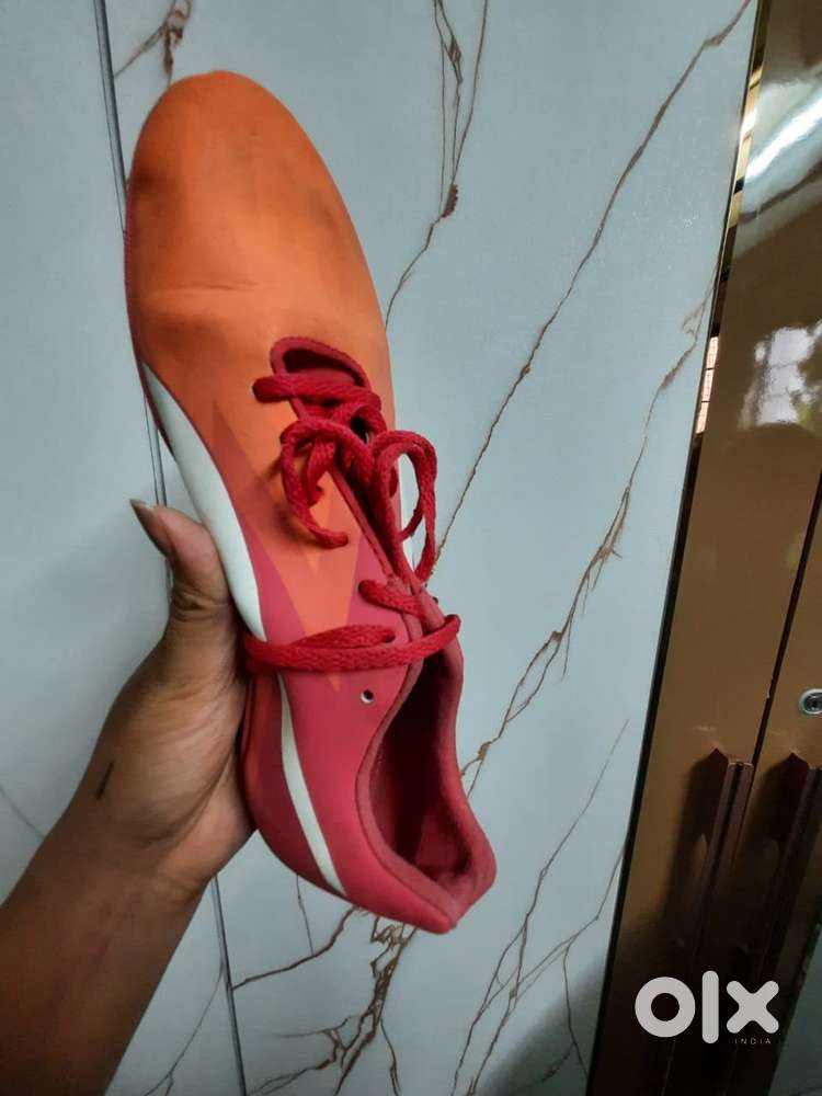 Running spike shoes