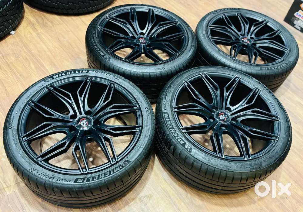 18 inch   113 pcd 8J With 235 40 18 Michelin  Set of 4