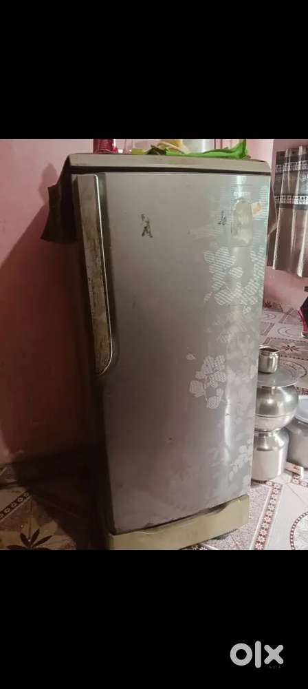 A refrigerator is a machine used for keeping things cold.