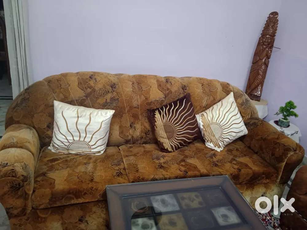 selling 2 sofa+2 Satti