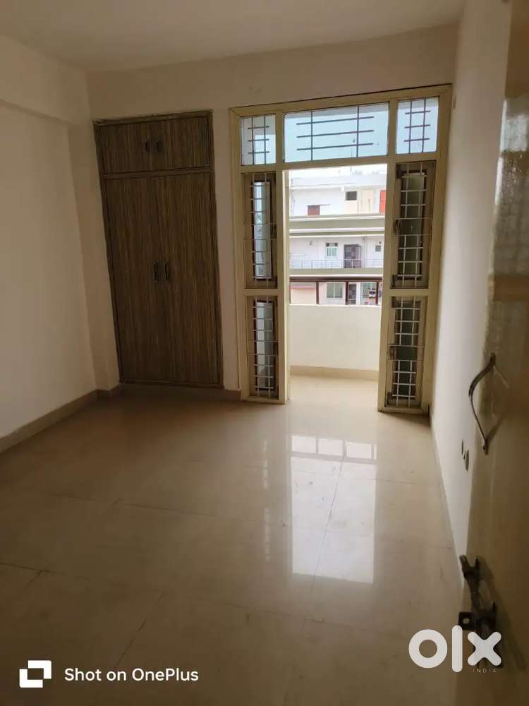 2bhk flat for family and bachelors