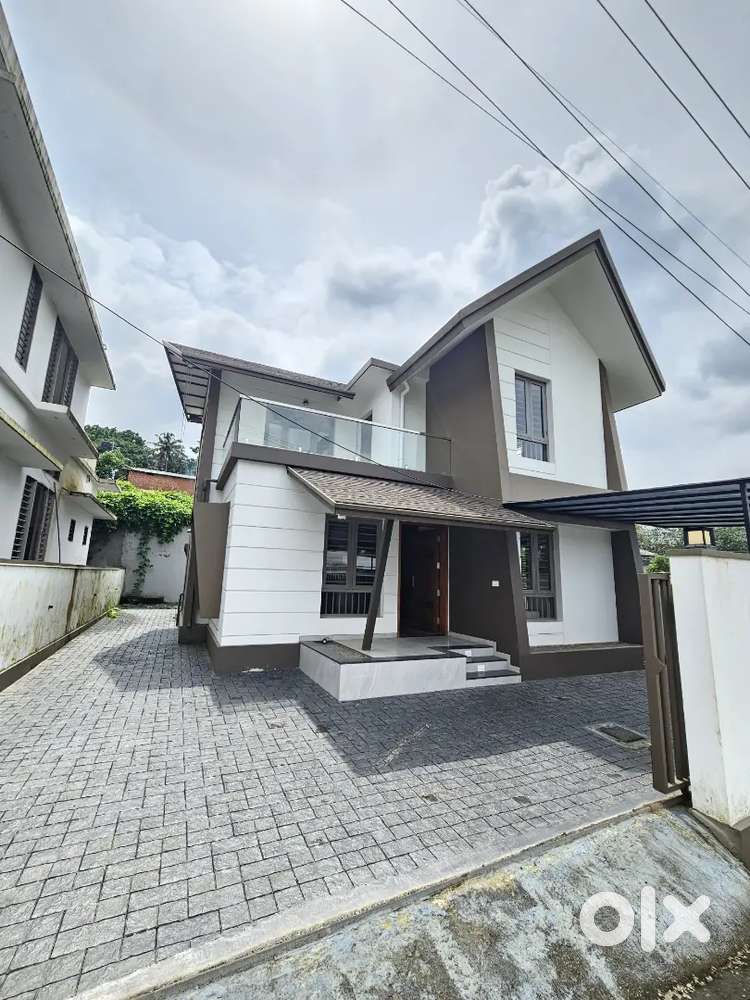 SPACIOUS 4BHK VILLA FOR SALE NEAR KAKKANAD PALLIKARA KIZHAKAMBALAM