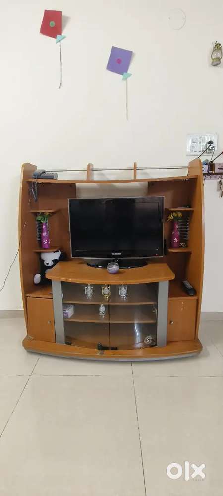 Samsung 30-inch LCD TV with Alexa Kit & Wooden TV Unit –Good Condition