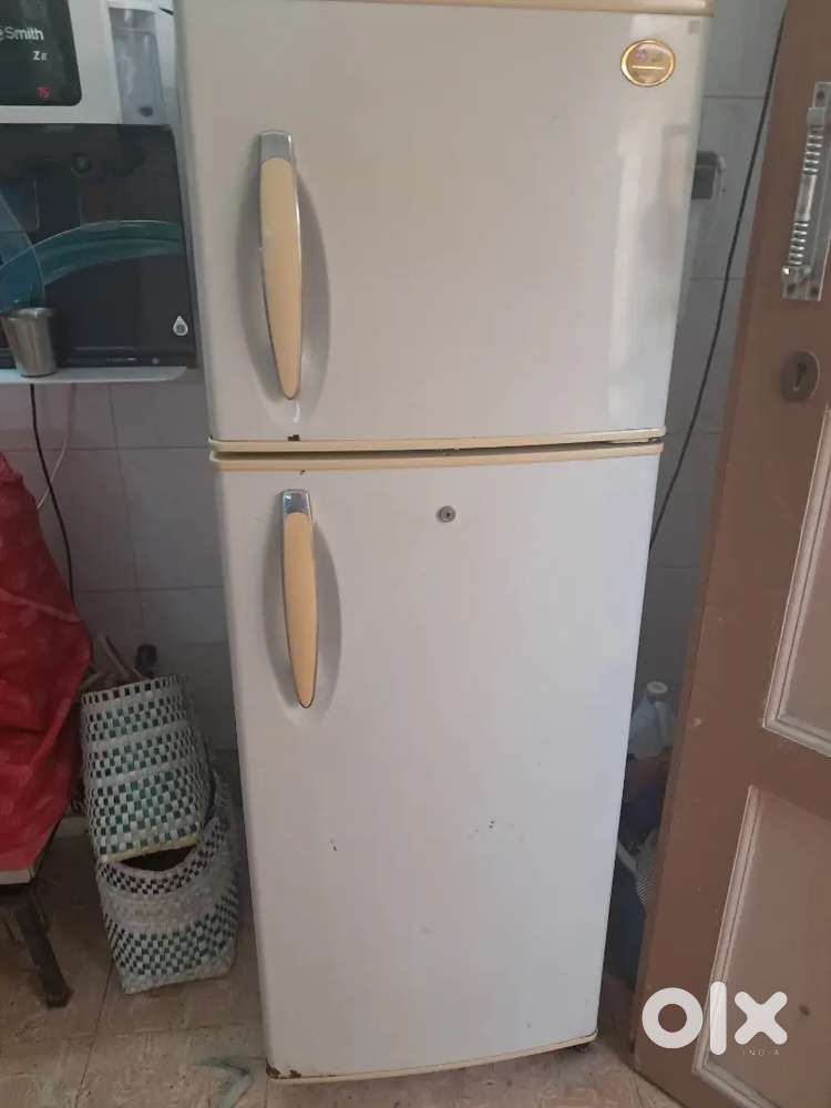 VERY CHEAP FRIDGE FOR SALE IN WORKING CONDITION