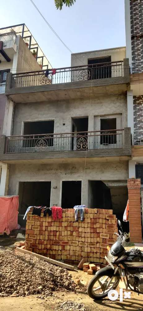 100 sq yards, 2 floors house, east facing , park facing for sale