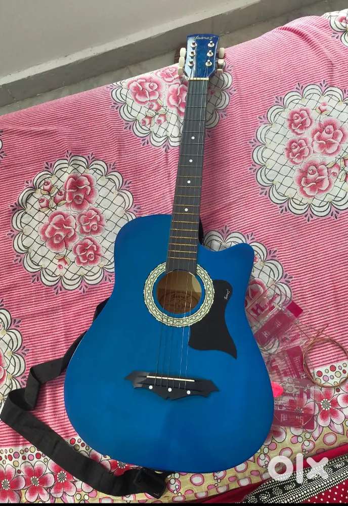 Best of all guitar it has a bag also and has 4 extra strip of 4d