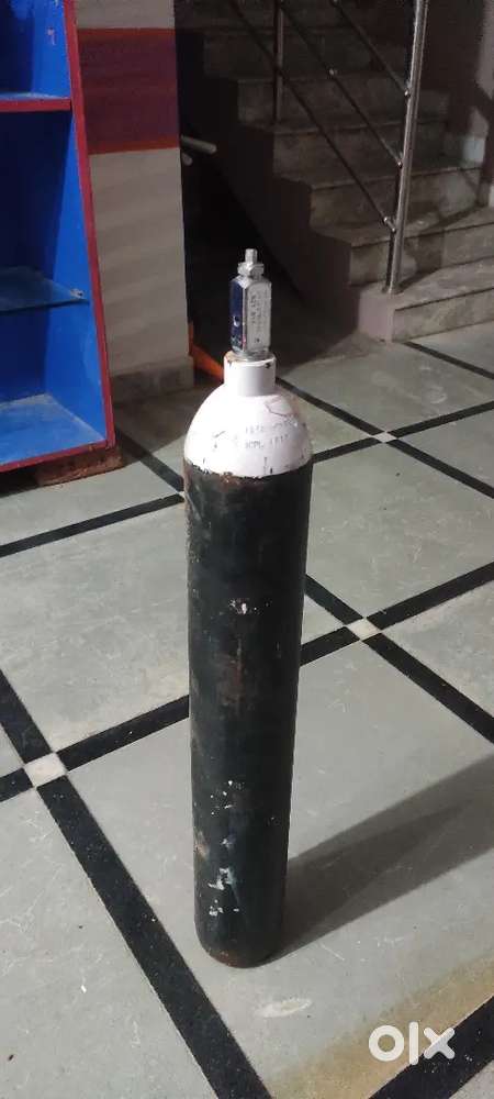 Oxygen cylinder