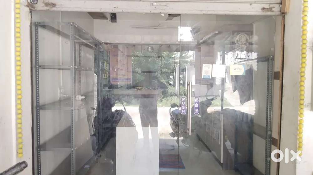 Fully furnished shop suitable for boutiques departmental stores