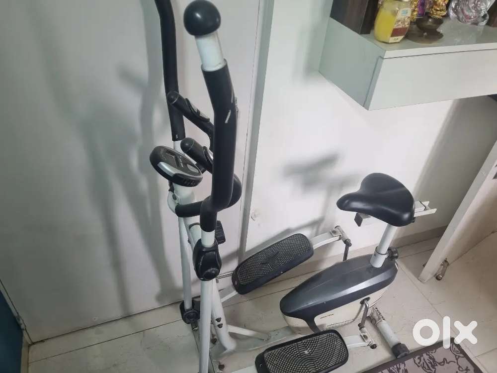 Cross trainer gym machine
