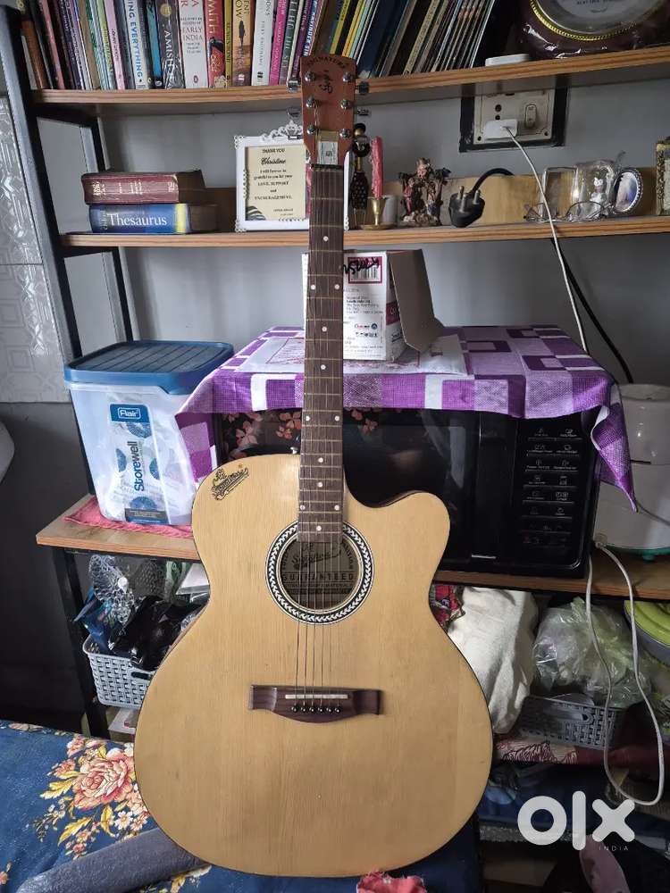 Guitar:- signature G303