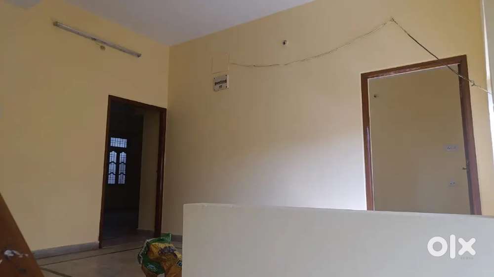 4bhk spacious house on 1st floor is available for rent..