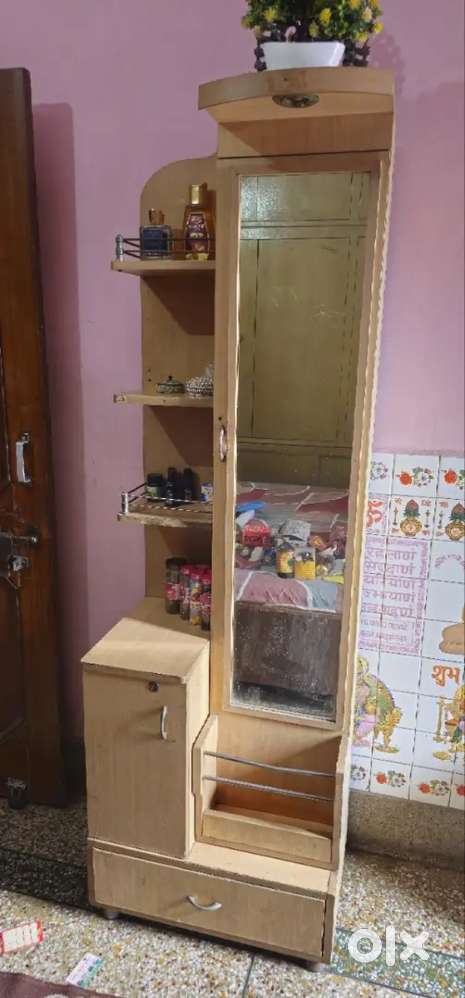Dressing Wardrobe with storage spaces in excellent condition