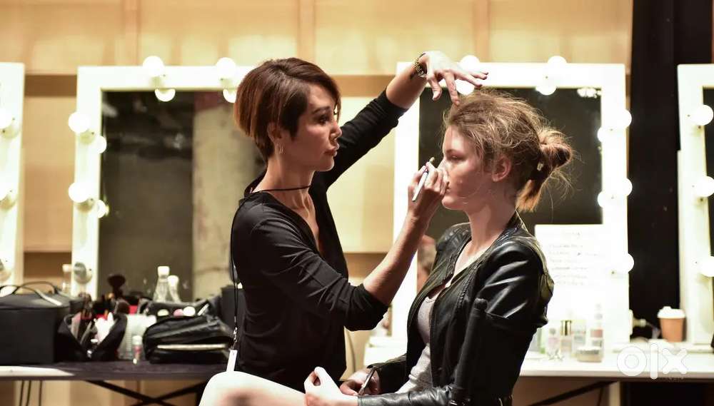 GOOD OPPORTUNITY #UNISEX SALON MAKEUP VACANCY AVAILABLE .