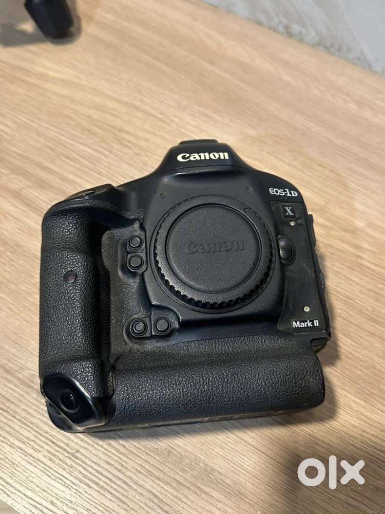 Canon 1dx mark II with two batteries and charger and cf card