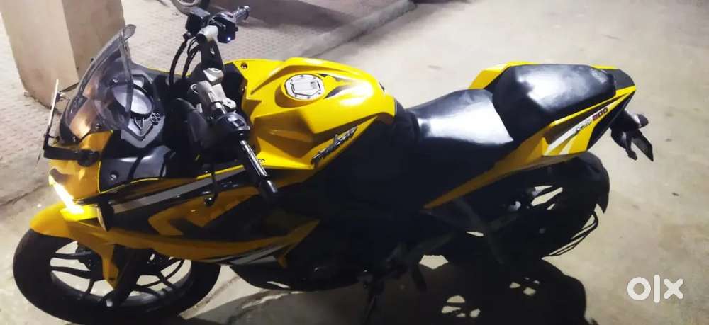 Bajaj pulsar rs200